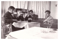 Část bigbeatu The Satisfy bez Pavla Sedláčka před vystoupením ve Zruči nad Sázavou na ústředním kole armádní soutěže umělecké tvořivosti