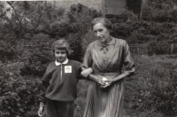 Babička s Danou (s odznakem Mladý požárník) na zahradě v Hleďsebi, asi 1960
