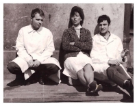 Svobodník Pavel Čermák z ordinace praktického lékaře, zdravotnice a rentgenolog, svobodník Jan Pajdučák (kouřící)