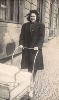 Maminka s Danou v kočárku, Praha 1950
