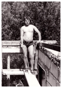 Oprava domu svépomocí, Miroslav Kučera v roce 1977