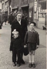 Dana s bratrem Ivanem a babičkou Relou, Praha 1953