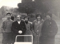 Zprava maminka Dany, teta Dagmar, Dana, babička Rela, bratr Ivan, Praha Letná 1961