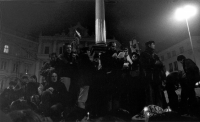 Demonstrace na náměstí Svobody v Brně, Jiří Voráč uprostřed během projevu, sametová revoluce, listopad 1989