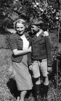 Karel Pexidr s matkou na Vícově 1940