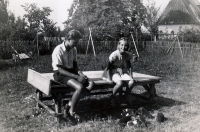 Karel Pexidr s budoucí manželkou Ludmilou Křížkovou na Vícově 1946