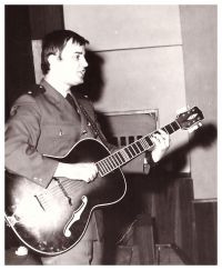 Kromě jiných písní zpíval Miroslav Kučera často svoje protirežimní skladby Bouře a Konvalinka
