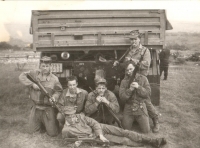 Se spolužáky během studií na Vojenské střední odborné škole tankové a automobilní, Nitra, kolem r. 1989