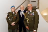 Pplk. Bc. Tomášek, JUDr. Pavel Holeček, pplk. Ing. Čajdík při předávání medaile 29. 10. 2019 na radnici v Českých Budějovicích
