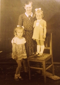 Anna Vinterová with her mother and younger sister (the standing girl)