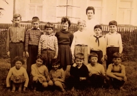 Anna Vinterová (tehdy Pešková) jako čerstvá absolventka pedagogické školy spolu s dětmi z její první třídy, kterou učila; Studánka, 1961