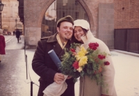 Marie Zdráhalová s ing. dr. Arturem Zdráhalem před budovou Karolina, po slavnostním předávání doktorátu z filozofie (70. léta 20. století)