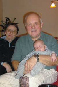 Marie a Artur Zdráhalovi s vnukem (poč. 21. století)