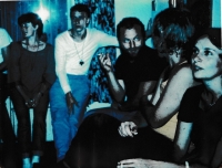 Kulturní setkání na chatě v Zašové, Jarmila Mikulášková první zleva, Pepa Streichl třetí zleva, Jaromír Nohavica druhý zprava, 1988 
