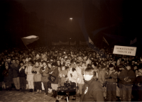 Studenty organizovaná demonstrace na Velkém náměstí, foto Miloš Hofman, listopad 1989