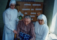 Jarmila Koslovská /vpravo/ - ošetřovatelka kněžích na Moravci, 1988