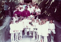 1974, Biřmování, Biskup Vrána, Jarmila v modrém