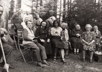 1980, Moravská Třebová, domov důchodců, pracoviště Jarmily, která sedí uprostřed v sukni
