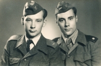 Vladimír Grégr (vlevo) v uniformě letectva, jeho bratr Eduard (vpravo) v uniformě PTP, Košice 1954