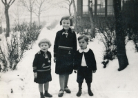 Hana Truncová v roce 1934 se sestrou Margitou a bratrancem Antonínem 