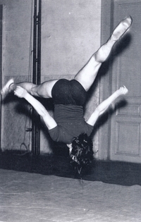60. léta, salto vpřed bez použití rukou neboli „šprajcka“