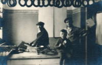 Zleva: Pamětníkův děd Ludvík Kožíšek, otec Václav Kiršner a starší bratr Jaroslav Beránek v řeznictví
