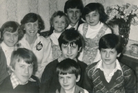 Uprostřed v popředí pamětníkův syn Václav, napravo od něj syn Mirek s bratranci a sestřenicemi (1975)