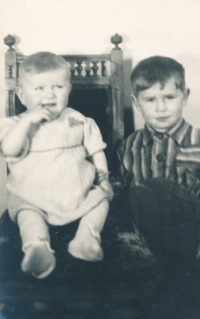 Sourozenci Václav a Milada Kiršnerovi (1946)