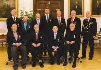 Pavel Holeček (sedící druhý zprava) při udílení Medaile Za zásluhy primátorem statutárního města České Budějovice 29. 10. 2019