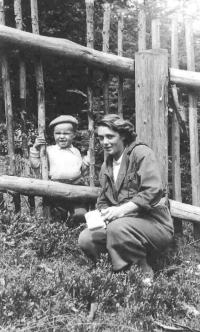 Jiří Fráňa s matkou Jiřinou v roce 1949