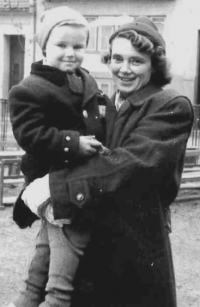 Jiří Fráňa s matkou Jiřinou v roce 1950, kdyz otec už byl vězněný