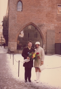 Marie a dr. ing. Artur Zdráhalovi před Karolinem (70. léta 20. století)