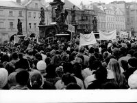Snímek z demonstrace na Velkém náměstí, foto Ladislav Chytrý, závěr roku 1989