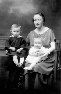 Jan Pavlásek with mother and sister