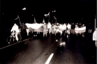 Snímek první studenty organizované demonstrace, foto Miloš Hofman, listopad 1989
