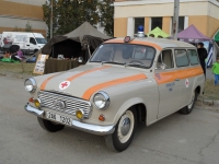 Sanitka, kterou pan Kučera jezdil, nebyla opatřena pruhy, vysílačkou, výstražnou houkačkou ani majáčkem - rychlou jízdu si vynucoval zapnutými dálkovými světly a standardním automobilovým klaksonem