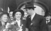 Rodiče Jiřina a Milan Fráňovi na svatební fotografii v roce 1946
