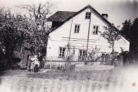 Rodina Reithmeierova před rodným domem