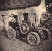 "Táta na Svoboďáku" - Zdeněk Tuček na traktoru Svoboda, který pořídili v roce 1939, a v únoru 1950 jim byl při výkupu strojů STS Čáslav odebrán