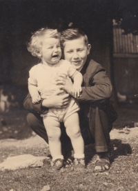 Václav Tuček se svým mladším bratrem Zdeňkem, který se narodil v době, kdy byl jeho otec Zdeněk Tuček vězněn