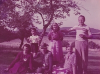 Rodina Tučkových zvěčněna ve svém višňovém sadě pod stodolou. Dost pravděpodobně poslední léto, než došlo k zatčení Zdeňka Tučka (v pruhovaném triku vpravo)