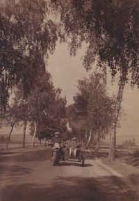 Motocykl z roku 1931 vlastnila rodina Tučkových v Bučovicích jako vůbec jedna z prvních. Na fotografii děda Václav a strýc Karel Procházka z Krnova