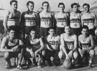 Sokol Brno 1 po vítězství na turnaji v Nice v roce 1948, na fotografii je Milan Fráňa druhý zprava ve spodní řadě