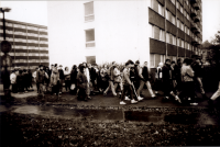 Studenti odcházejí z kolejí na demonstraci, foto Miloš Hofman, listopad 1989