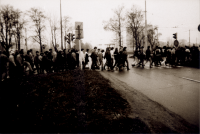 Studenti jdou na demonstraci, foto Miloš Hofman, listopad 1989