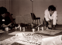 Příprava transparentů na demonstraci, foto Miloš Hofman, listopad 1989