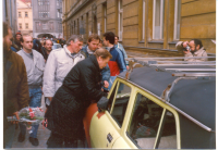 Václav Havel rozdává autogramy během návštěvy v Hradci Králové, leden 1990