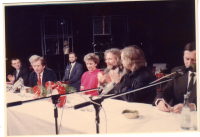 Václav a Olga Havlovi na setkání s královéhradeckými občany v divadle, leden 1990