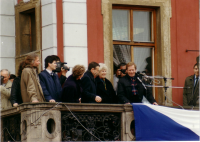 Václav Havel na balkonu před občany na náměstí v Hradci Králové, leden 1990