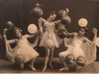 Tanečné vystúpenie 1936 (Lívia v strede)